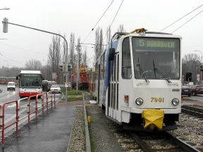 Mimoriadne: Prerušenie električkovej dopravy v Karlovej Vsi