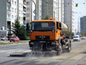 Dopravný podnik začal polievať koľajnice