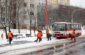 Dopravný podnik bude hľadať firmy na čistenie vozidiel i chodníkov a zastávok