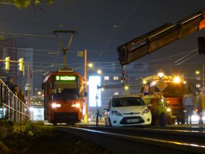 Auto v koľajisku na hodinu zablokovalo električky, chýbalo dopravné značenie