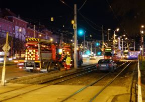 Mimoriadne: Električky do Ružinova sú pre auto v koľajisku nahradené autobusmi