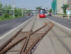 Mimoriadne: Do 10:00 nepremávajú električky po nábreží, premáva náhradná autobusová doprava.