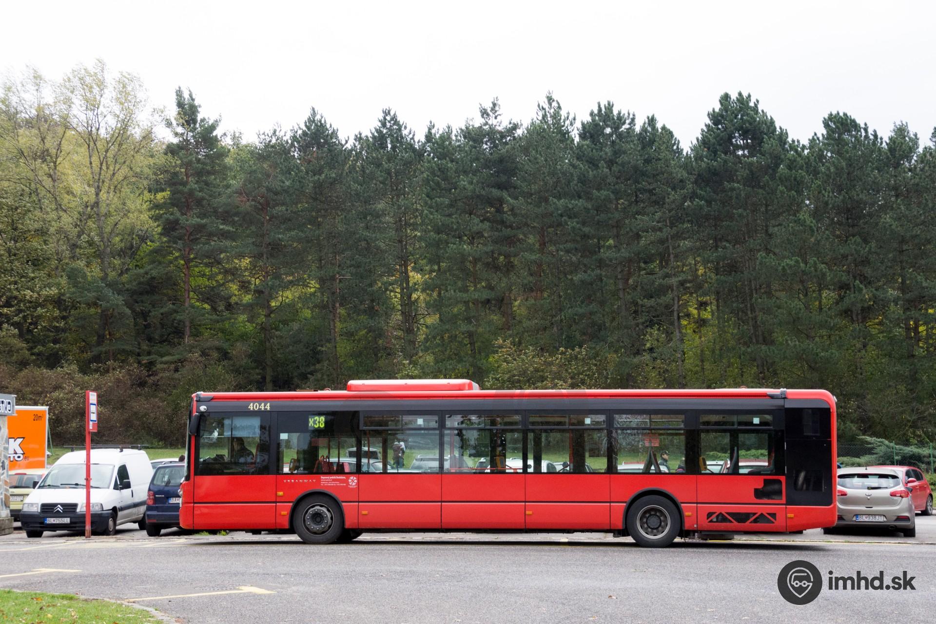 Iveco Urbanway #4044 v obratisku Krematórium. Cestujúci si túto linku veľmi pochvaľovali