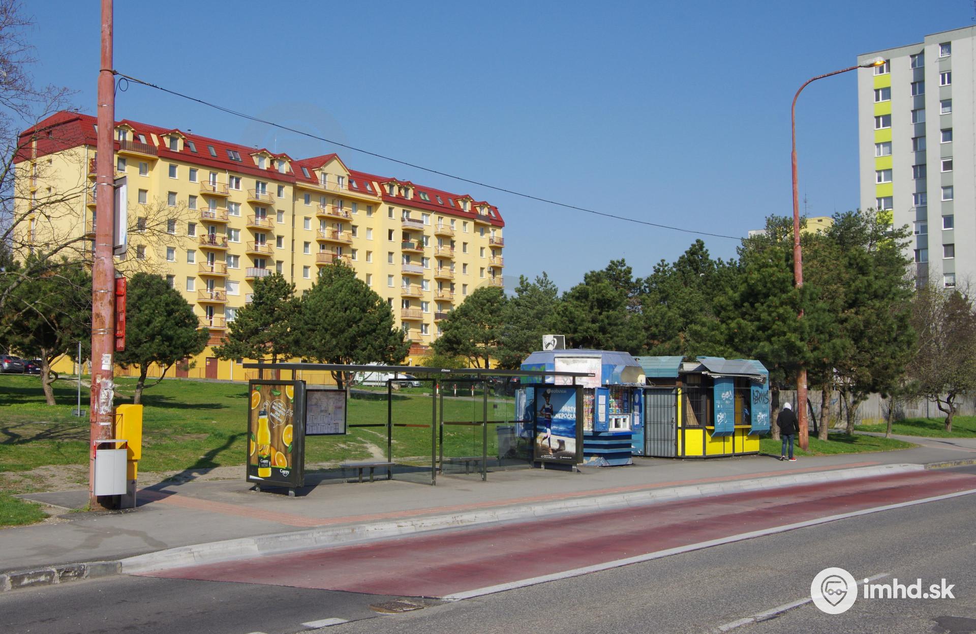 Zastávka Drobného s tzv. kasselským obrubníkom