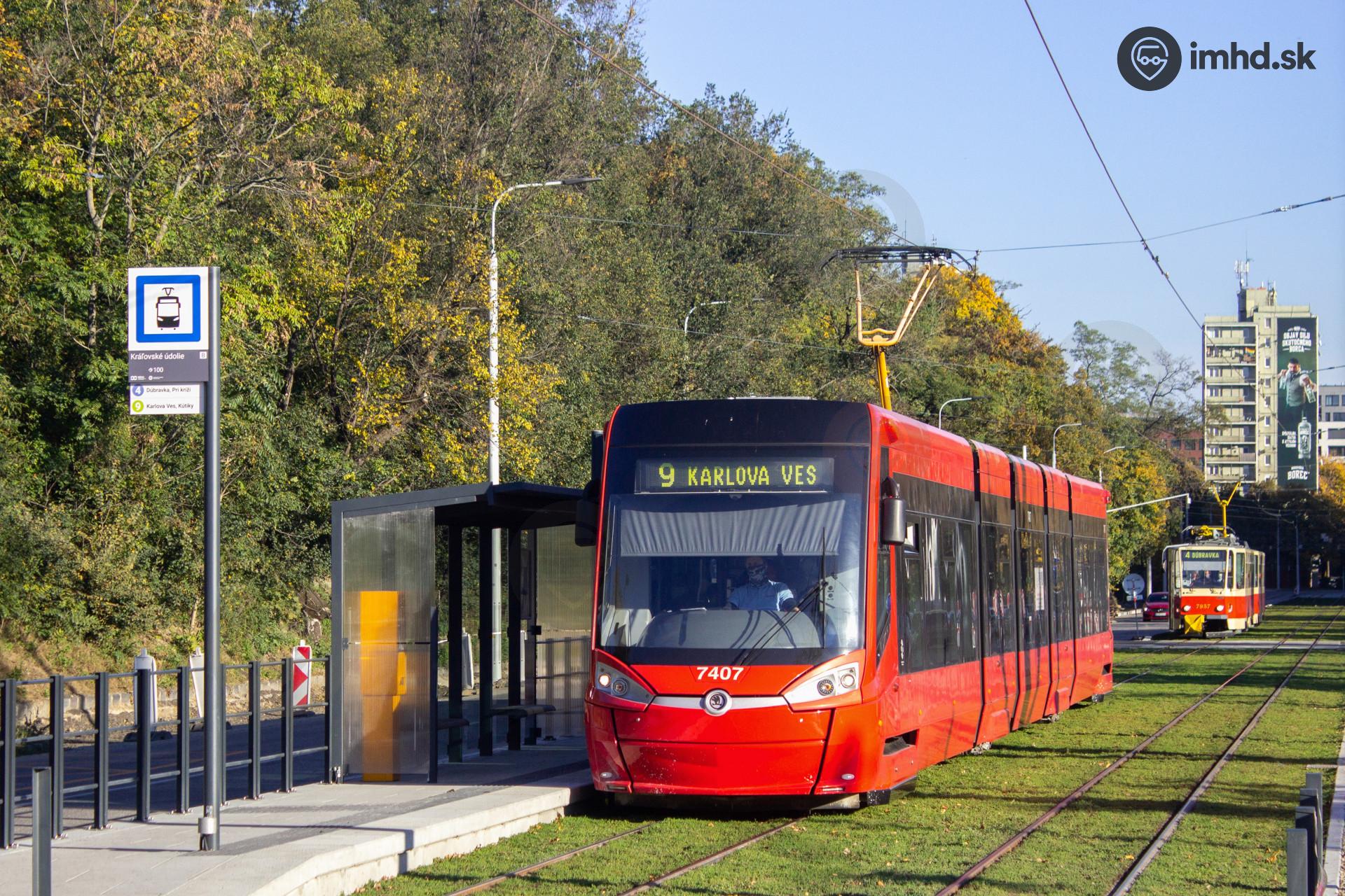 #7407 na zastávke Kráľovské údolie, ktorá je v novej polohe