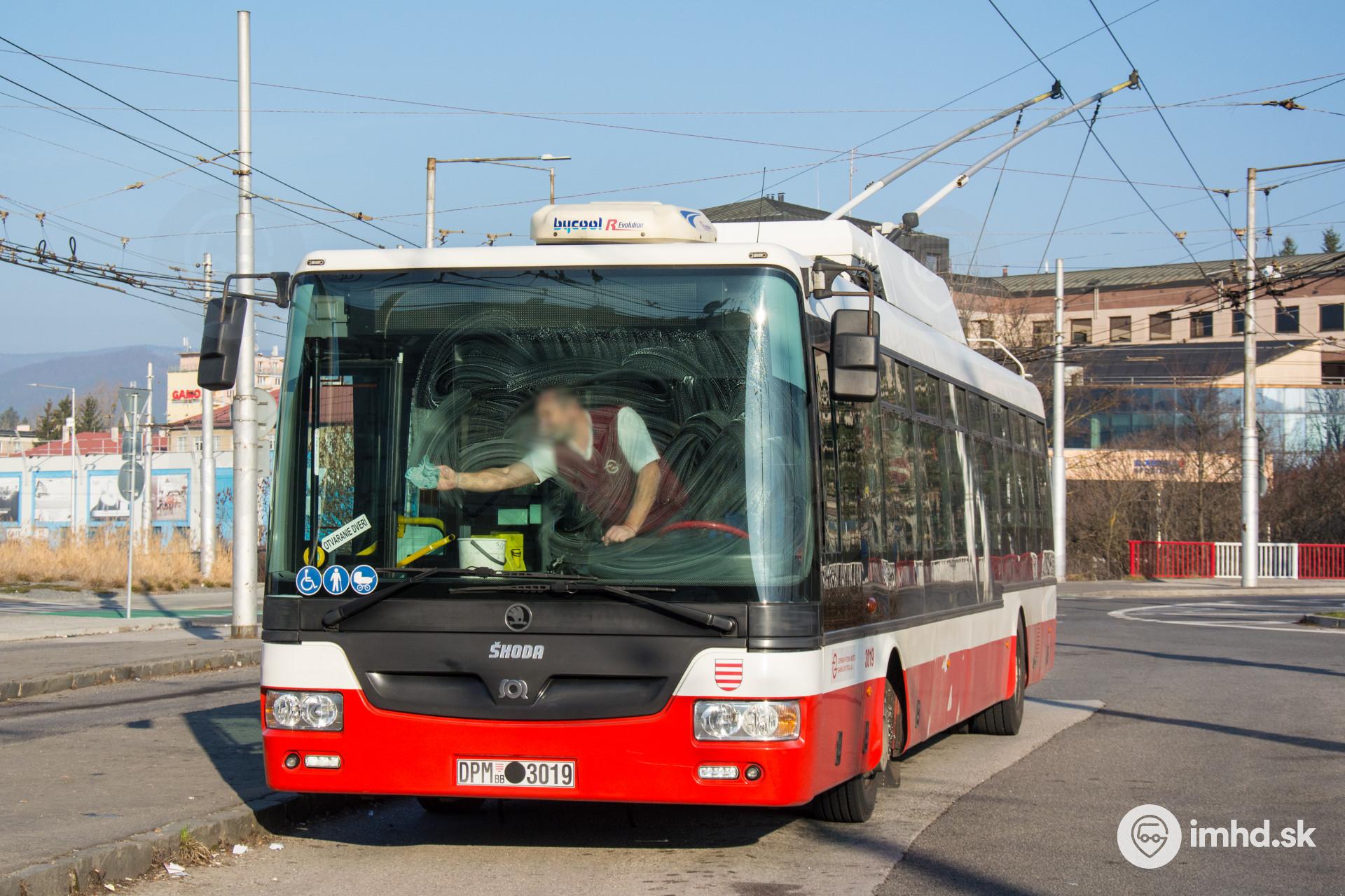 Škoda 30 Tr #3019 zachytená v obratisku pred železničnou stanicou