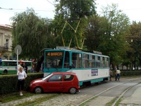 Dopravný podnik odporúča vodičom i chodcom zvýšiť pozornosť v okolí električkových tratí