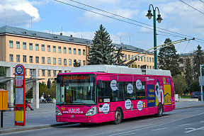 Škoda 24 Tr Irisbus #705 s novou reklamou HAUS