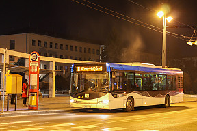 Ďalší prenajatý autobus v premávke