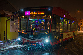 Mikuláš okrem vianočného autobusu priniesol do Trenčína aj sneh