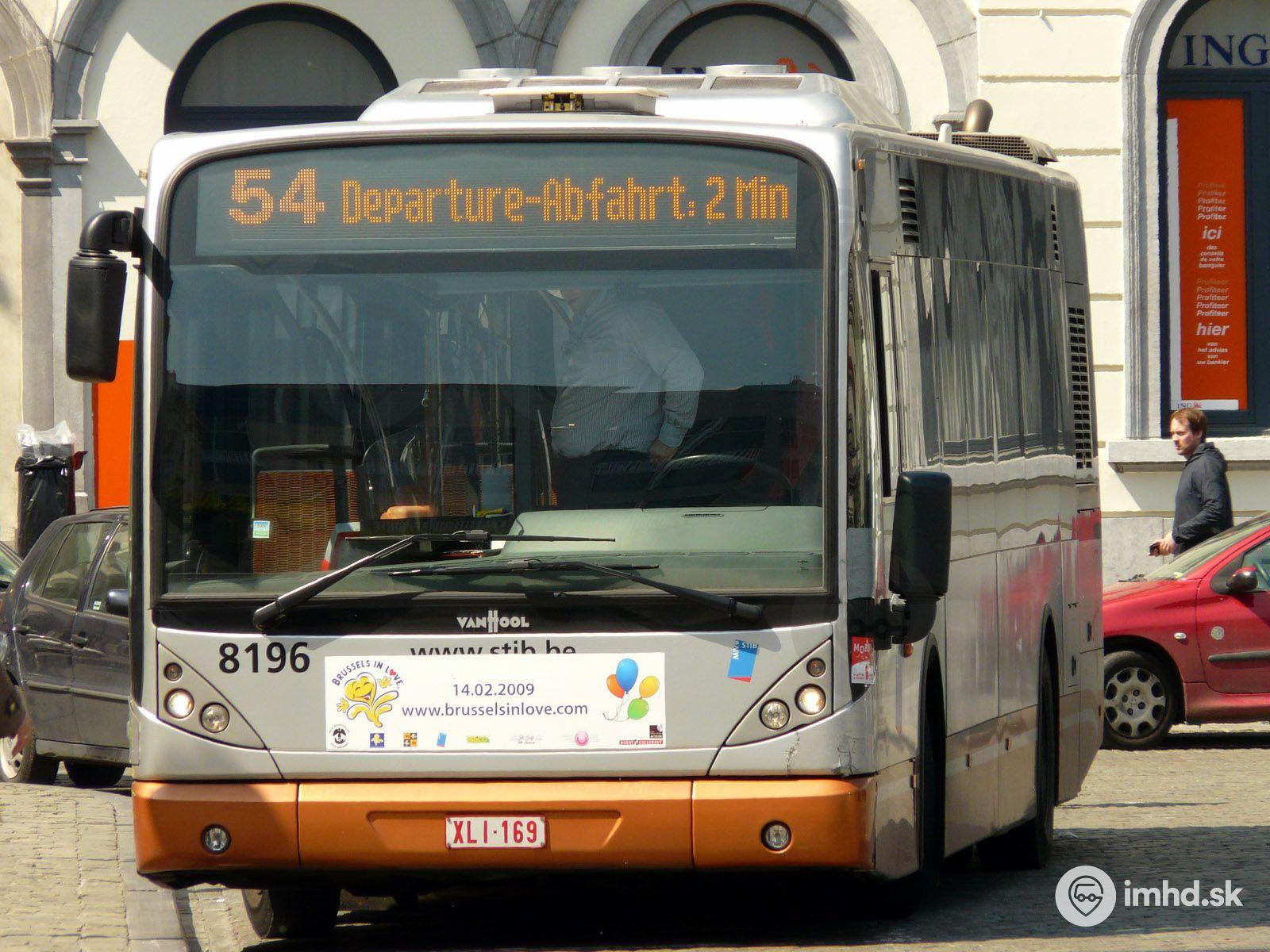 Van Hool newA330 #8196 čaká pri parlamente EÚ na svoj odchod o 2 minúty