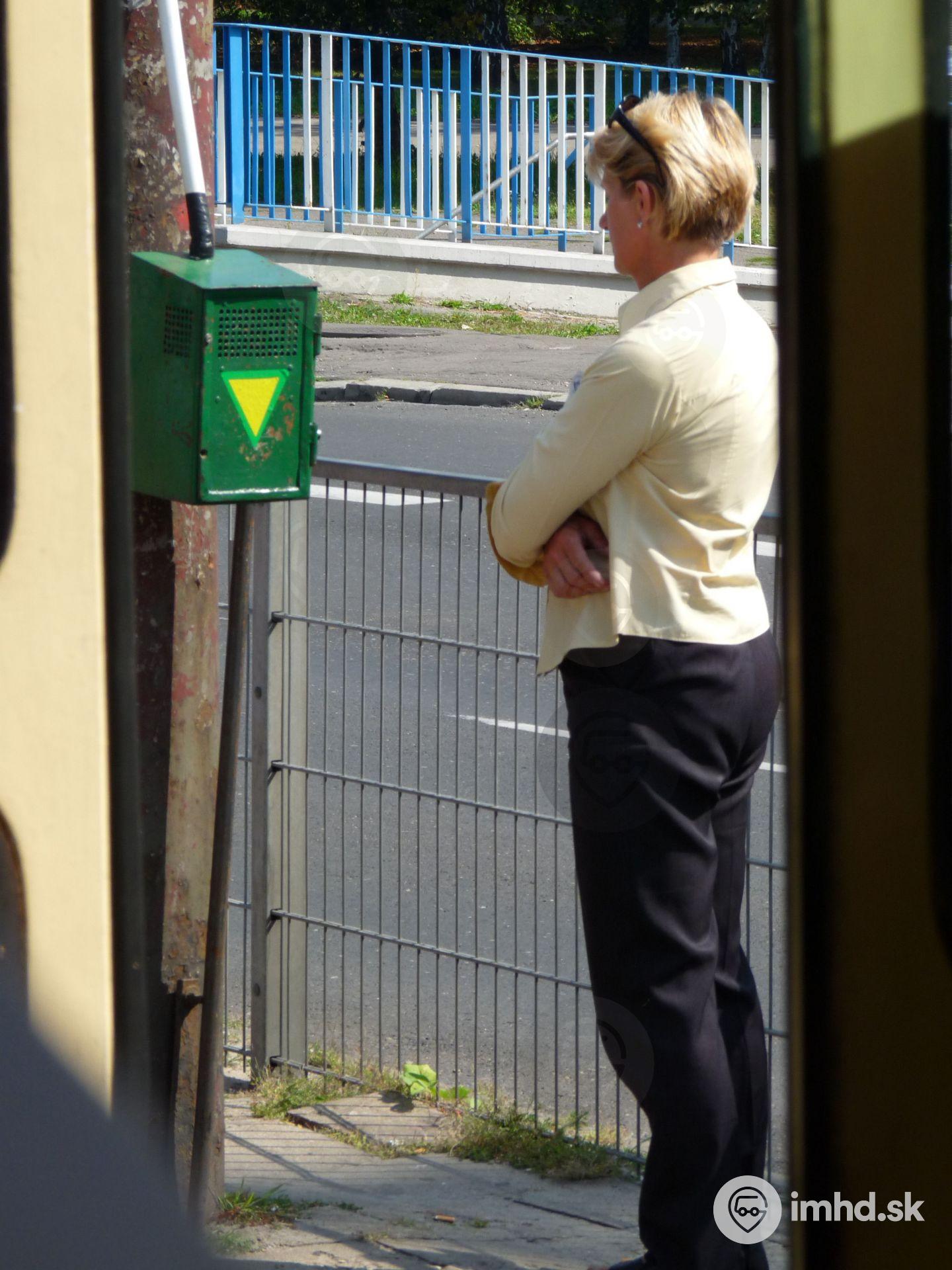 Vodička čaká na príchod električky z protismeru na jednokoľajnej trati, potom sa prihlási do úseku prostredníctvom prepínača ukrytého v zelenej skrinke